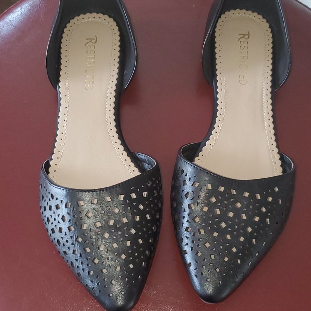 Pointed Black Flats